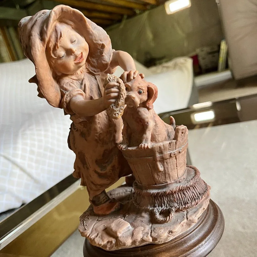Gulliver's World Figurine - Theme - Girl Washing Dog (c/x)